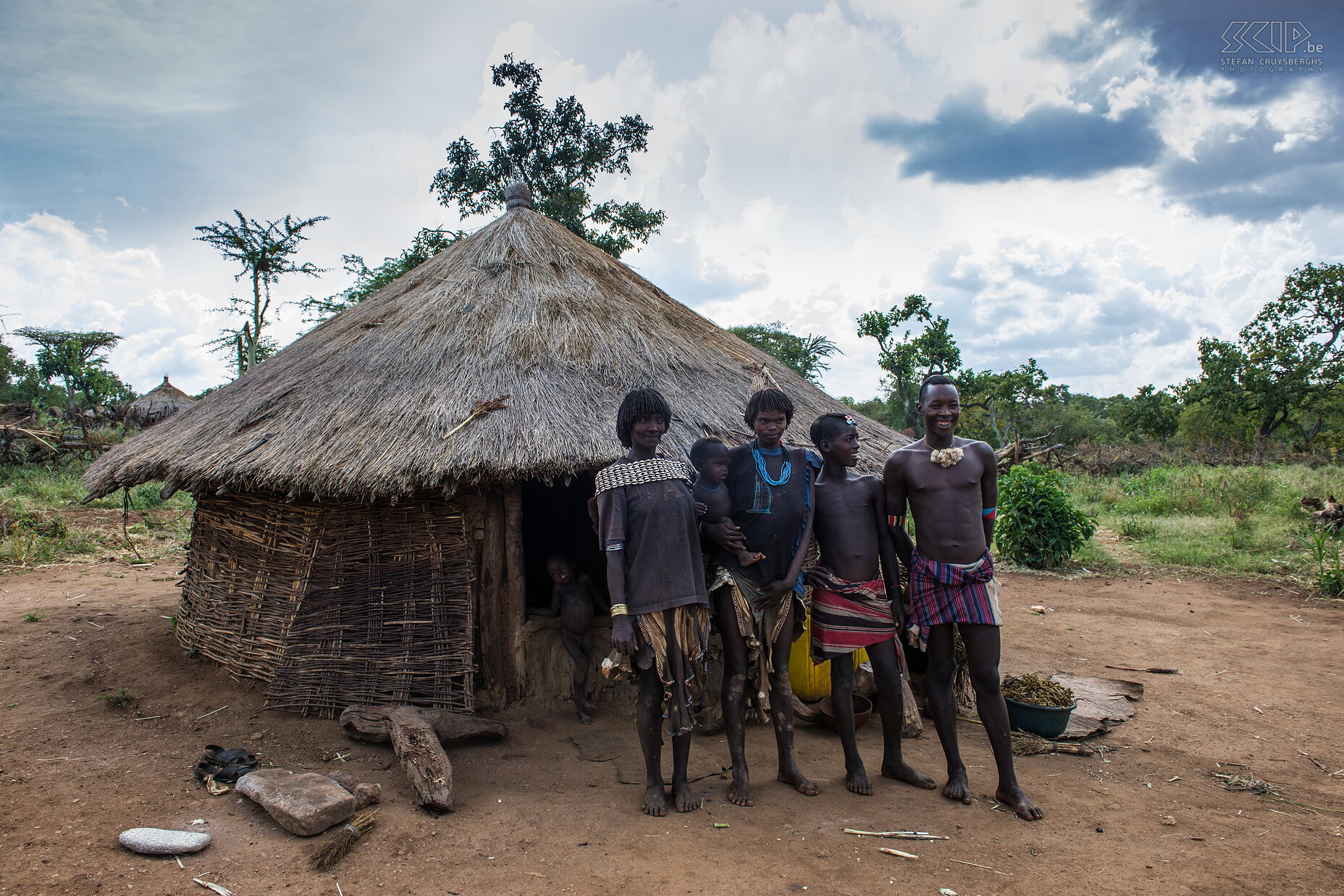 Key Afar - Banna familie Nabij het stadje Key Afar gaan we een familie van de Banna/Benna stam bezoeken en we worden ontvangen in hun armzalige hutje waar ze met 6 mensen wonen. De vrouwen dragen meestal een kleikapsel en een typisch leren rokje. Stefan Cruysberghs